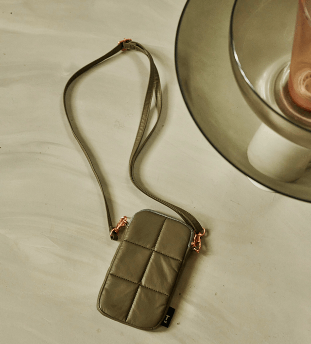 Luce Puffy phone pouch - Capers
