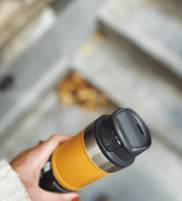 Stanley Trigger-Action Travel Mug 0,35L Saffron